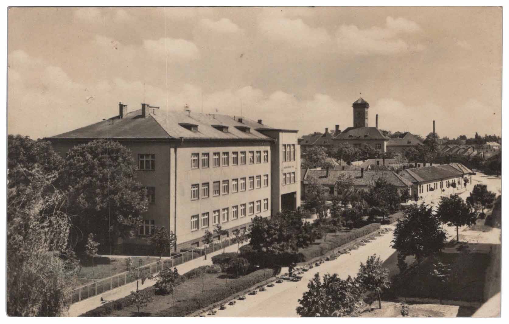 Nové Zámky - ONV, v pozadí nemocnica