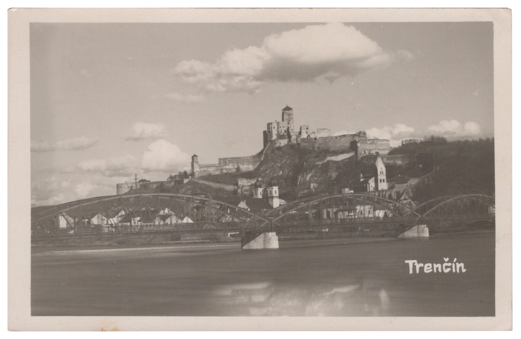 Trenčín - pohľad na Váh, most a hrad